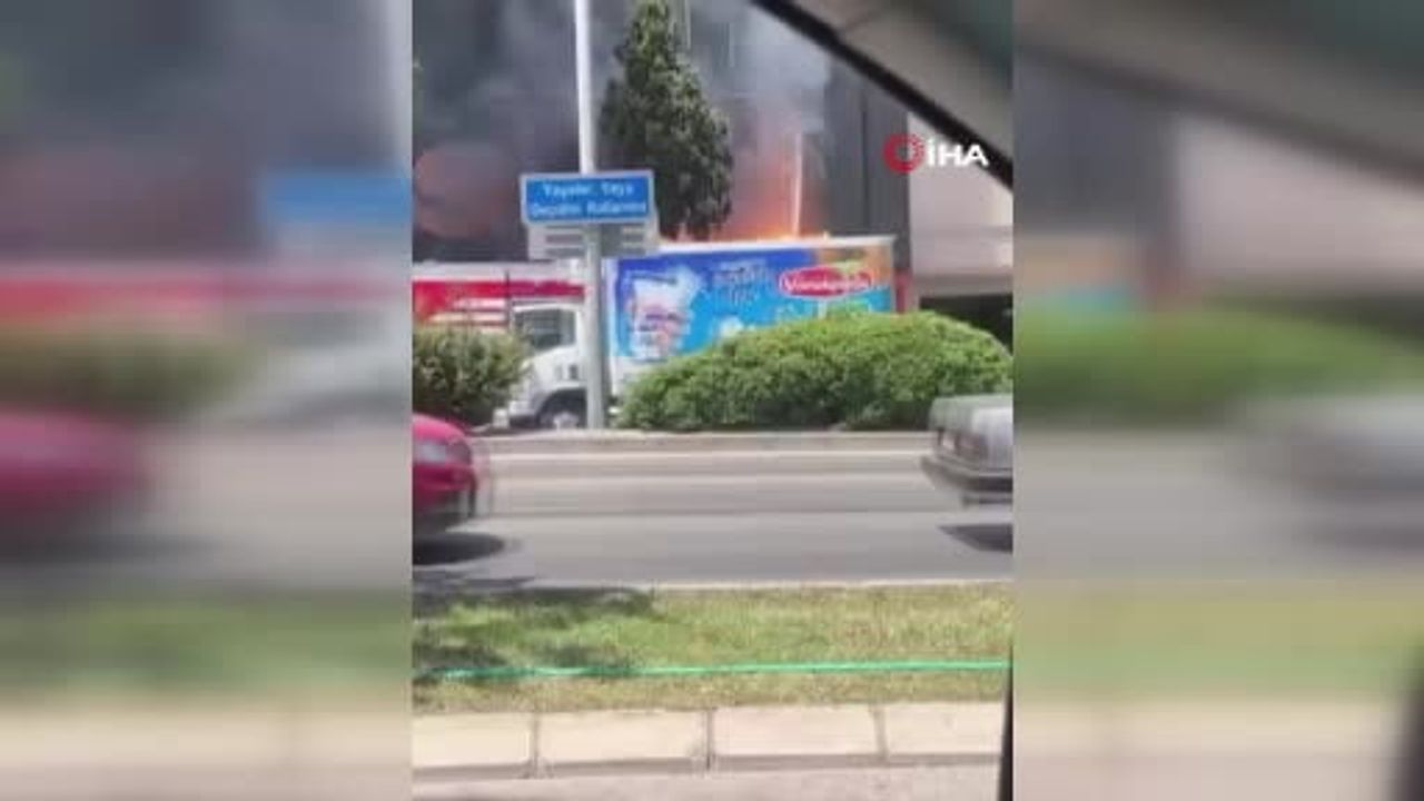 İzmir’de mobilya mağazasında yangın