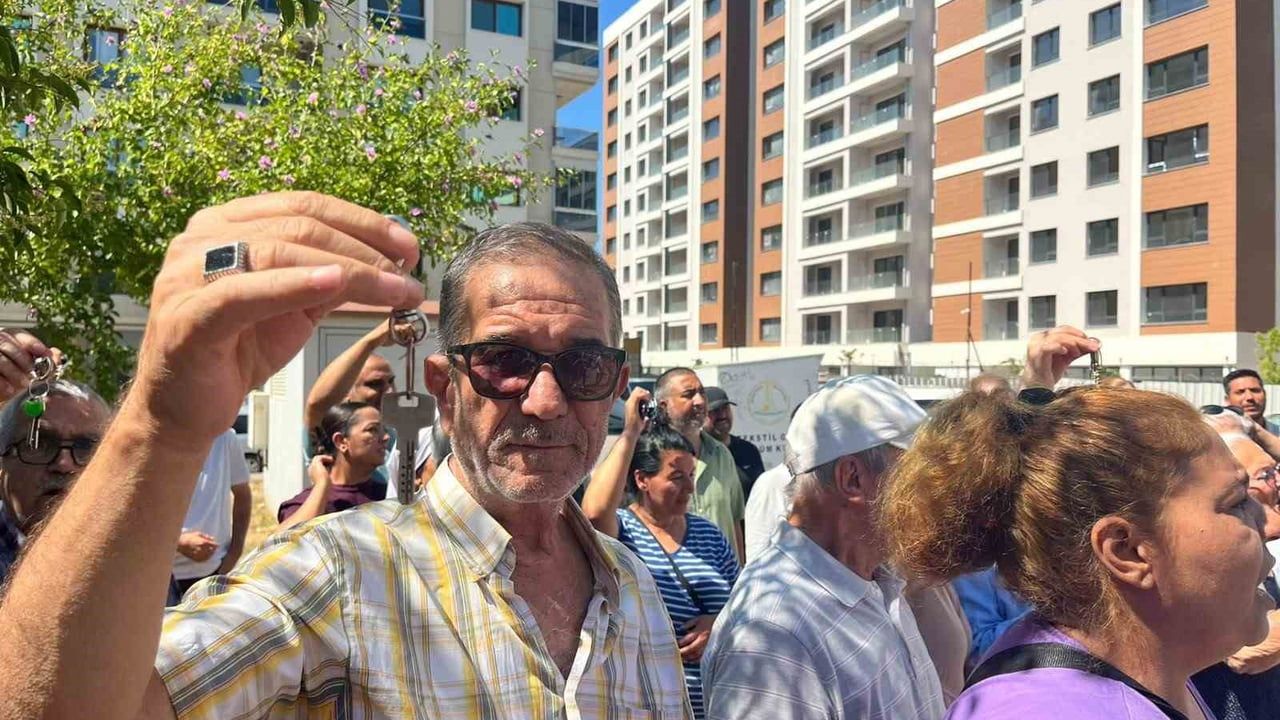 İzmir’de Örnekköy kentsel dönüşüm hak sahipleri anahtarlı eylem yaptı