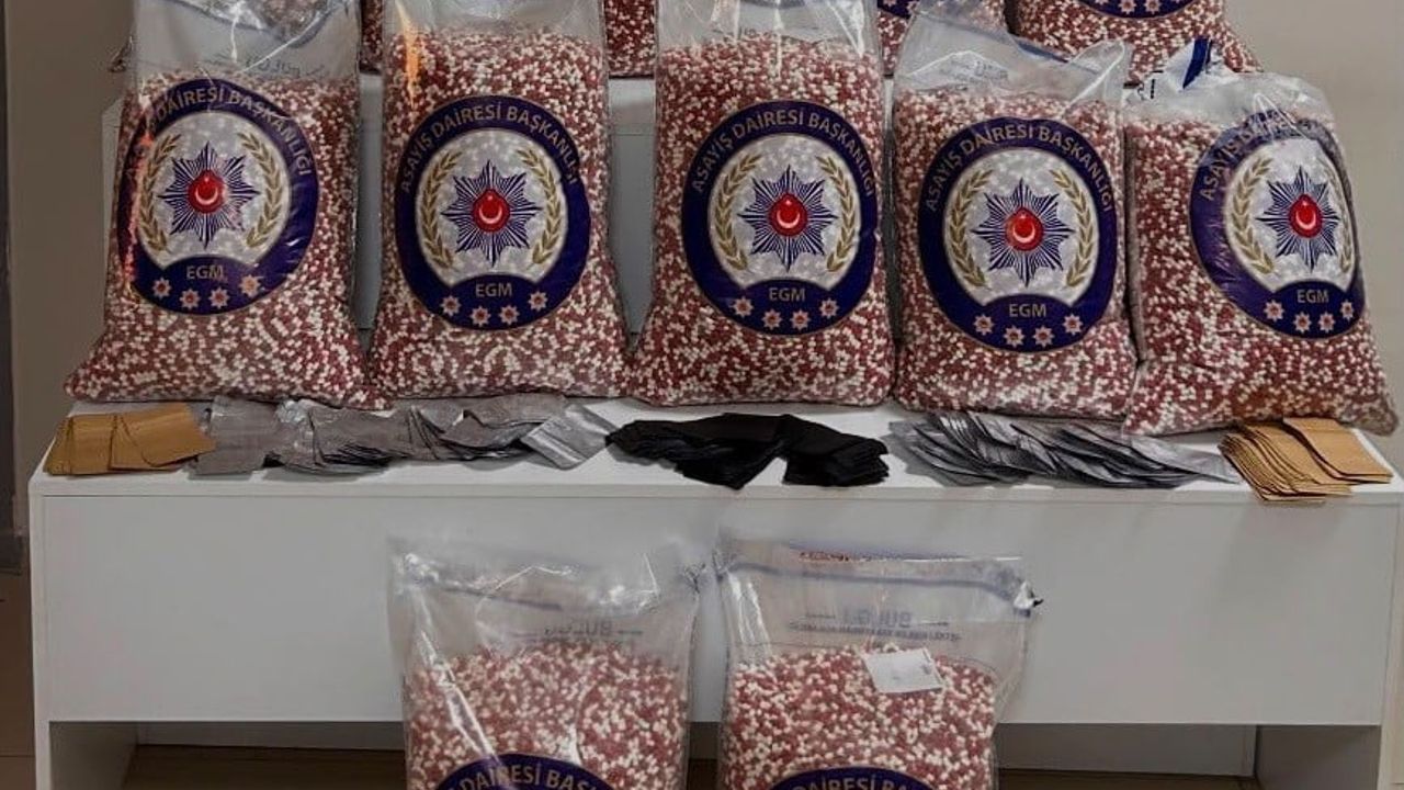 İzmir'de takside ve evde 280 bin uyuşturucu hap ele geçirildi