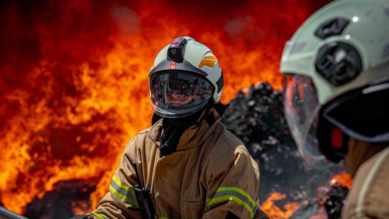 İzmir'in Menemen ilçesinde geri dönüşüm fabrikasındaki yangın kontrol altına alındı