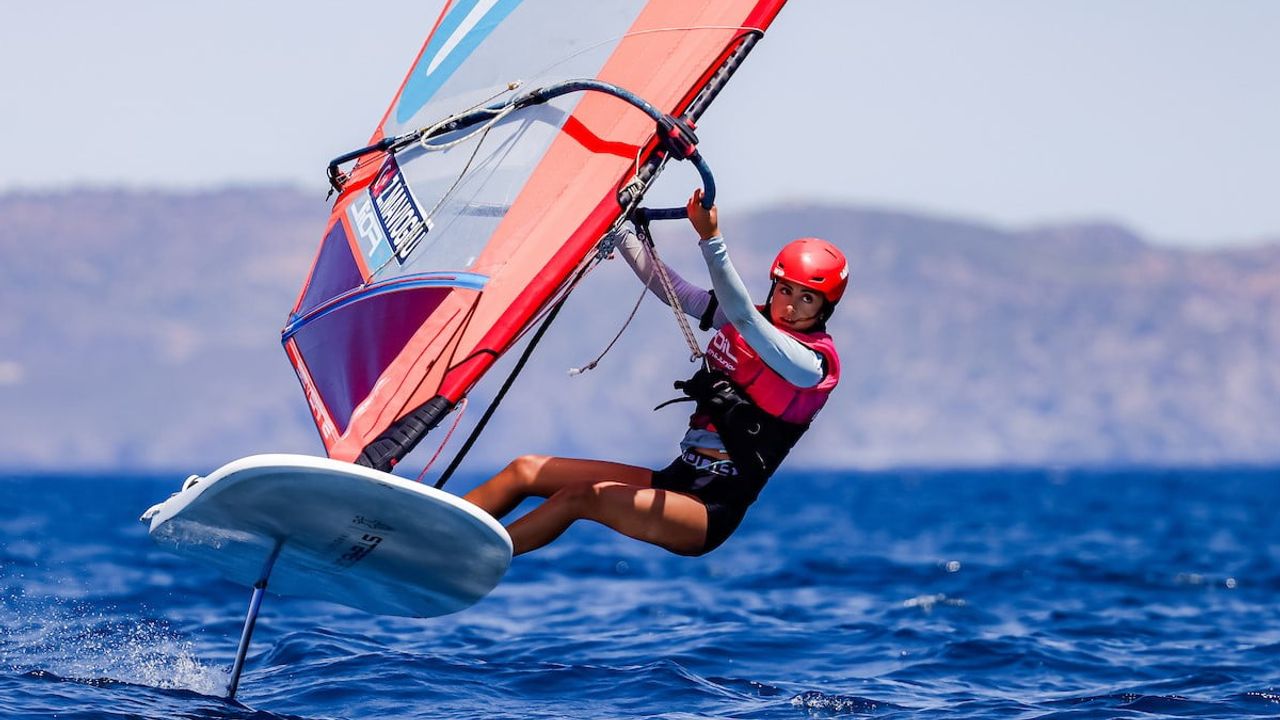 İzmirli sporcular IQFOIL gençler dünya şampiyonasında iki birincilik ve bir üçüncülük kazandı