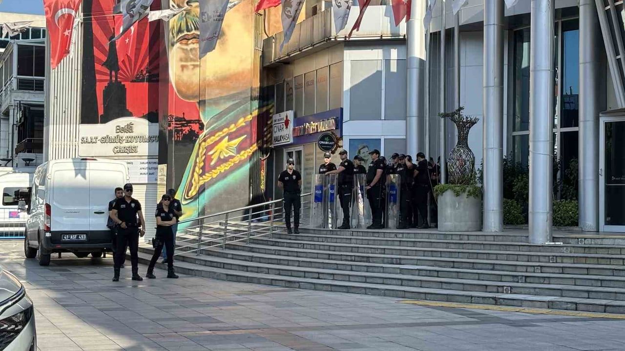 İzmit belediyesi binasında arama: Fatma Kaplan Hürriyet ve eşi gözaltına alındı