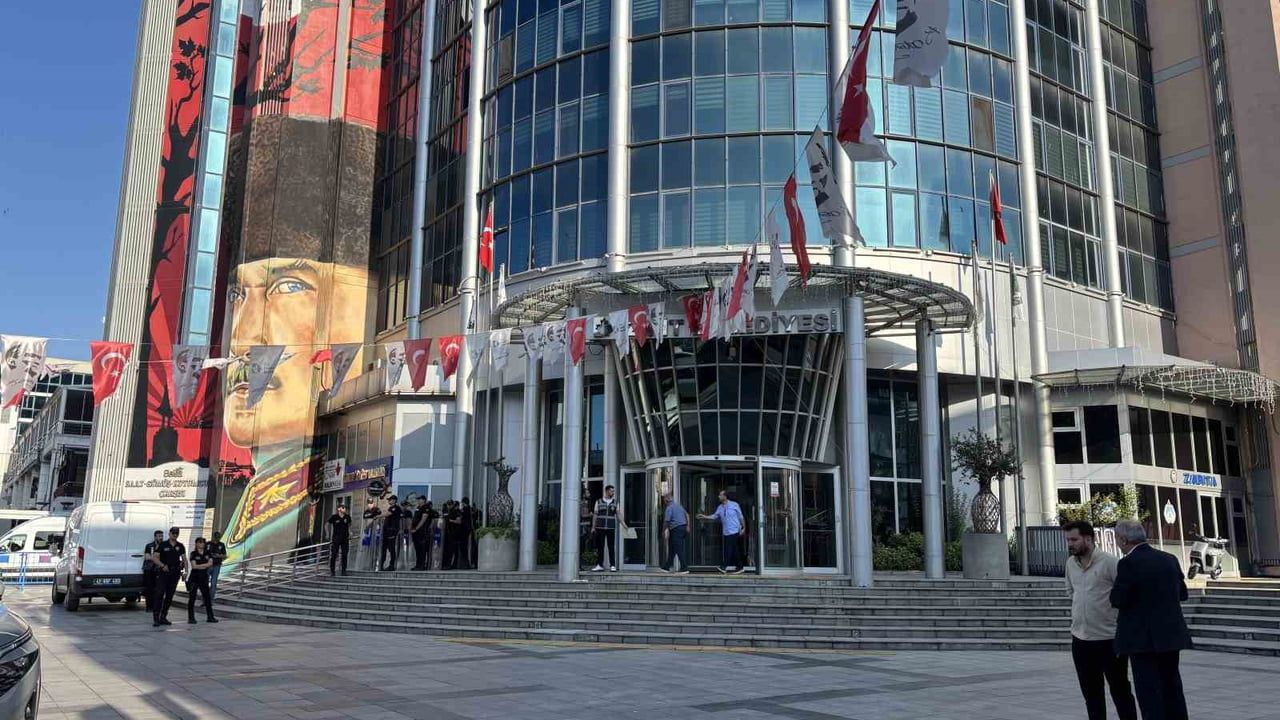 İzmit Belediyesi'ne yönelik yolsuzluk soruşturmasında başkan ve 30 şüphelinin ifadeleri alınıyor