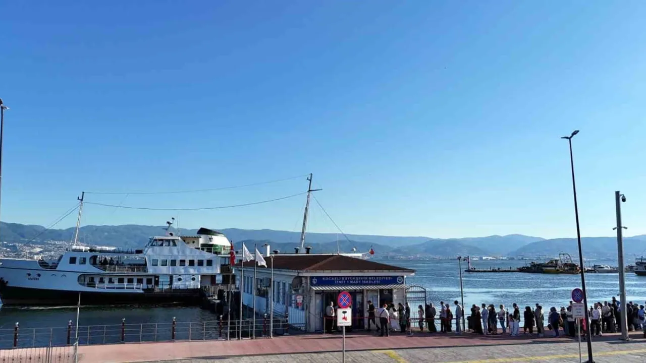 İzmit körfezi'nde mehtapta buluşma: haftasonu vapur turları yoğun ilgi görüyor
