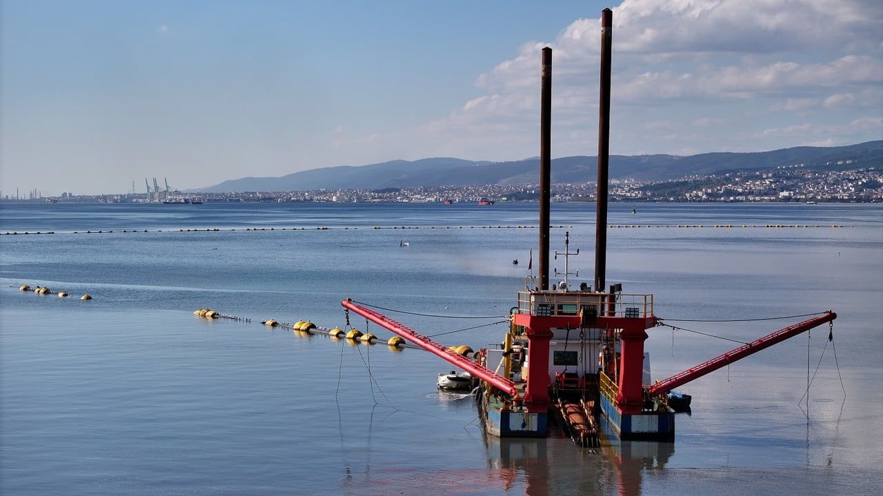 İzmit Körfezi'nde üçüncü etapla 2,4 milyon metreküp dip çamuru temizlenecek