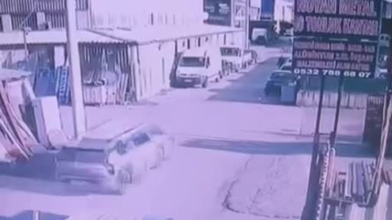 İzmit Sanayi Mahallesi Nar Çiçeği Sokak'ta peş peşe trafik kazaları güvenlik kameralarına yansıdı