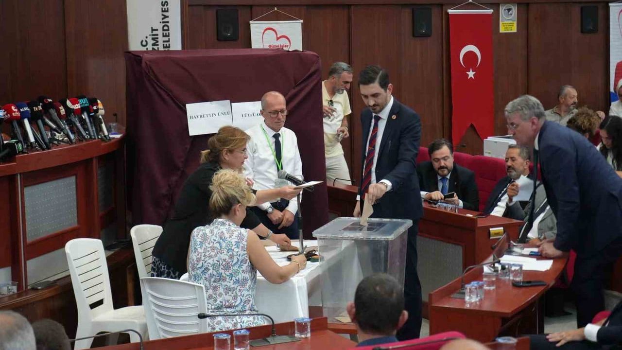 İzmit'te başkan vekilliği üç turluk oylamayla Lütfü Obuz'un oldu