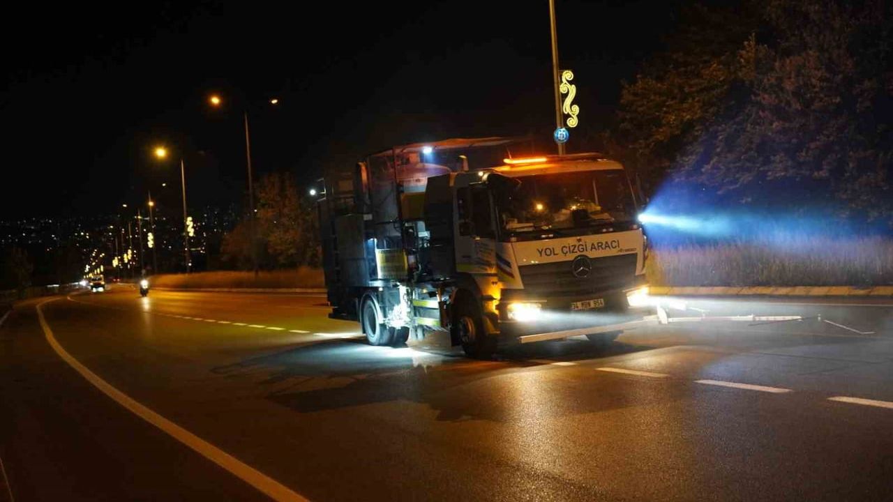 İzmit'te reflektif yol çizgileriyle sürüş güvenliği artırıldı