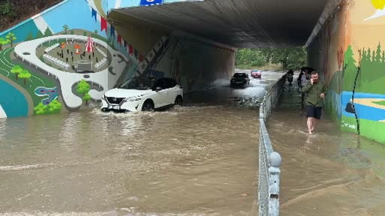 İzmit'te sağanak alt geçidi suyla doldurdu, sürücüler ve yayalar zorlandı