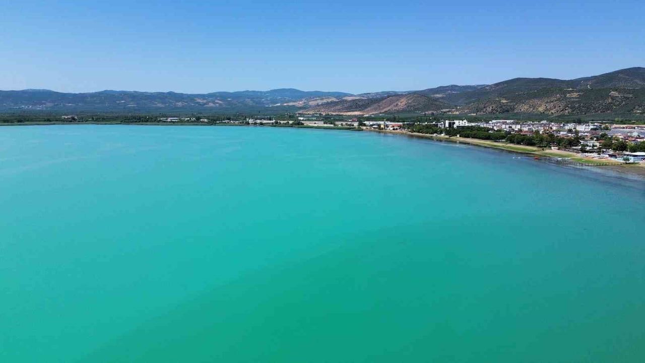 İznik gölü turkuaza bürünerek bazilika etrafında ilgi topladı