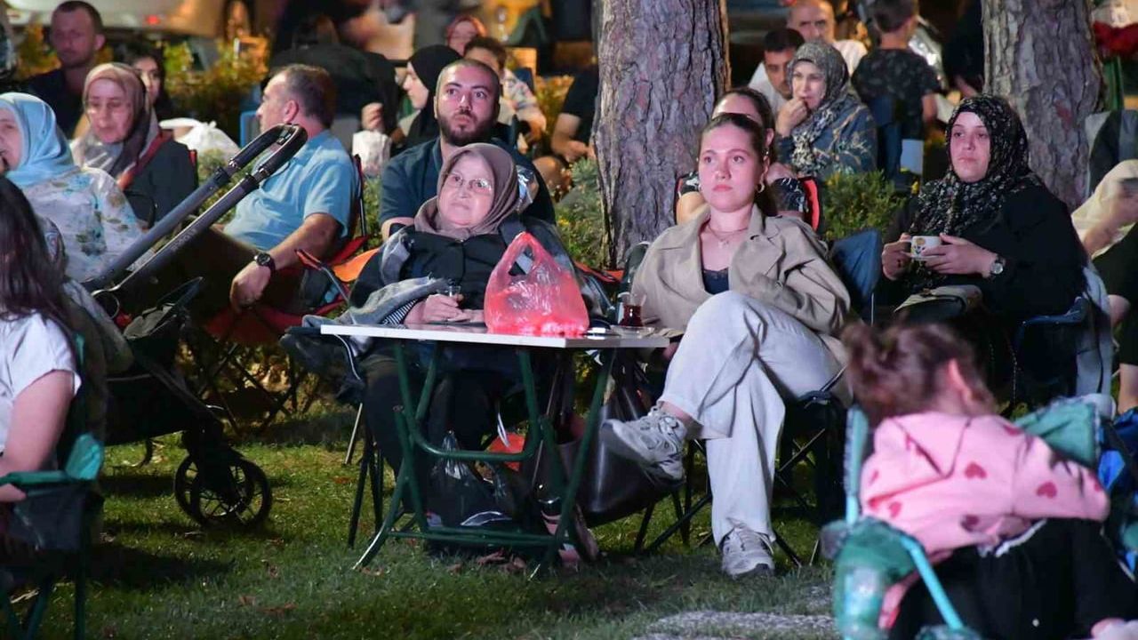 İznik sahilinde 'Selvi Boylum Al Yazmalım' gösterimi