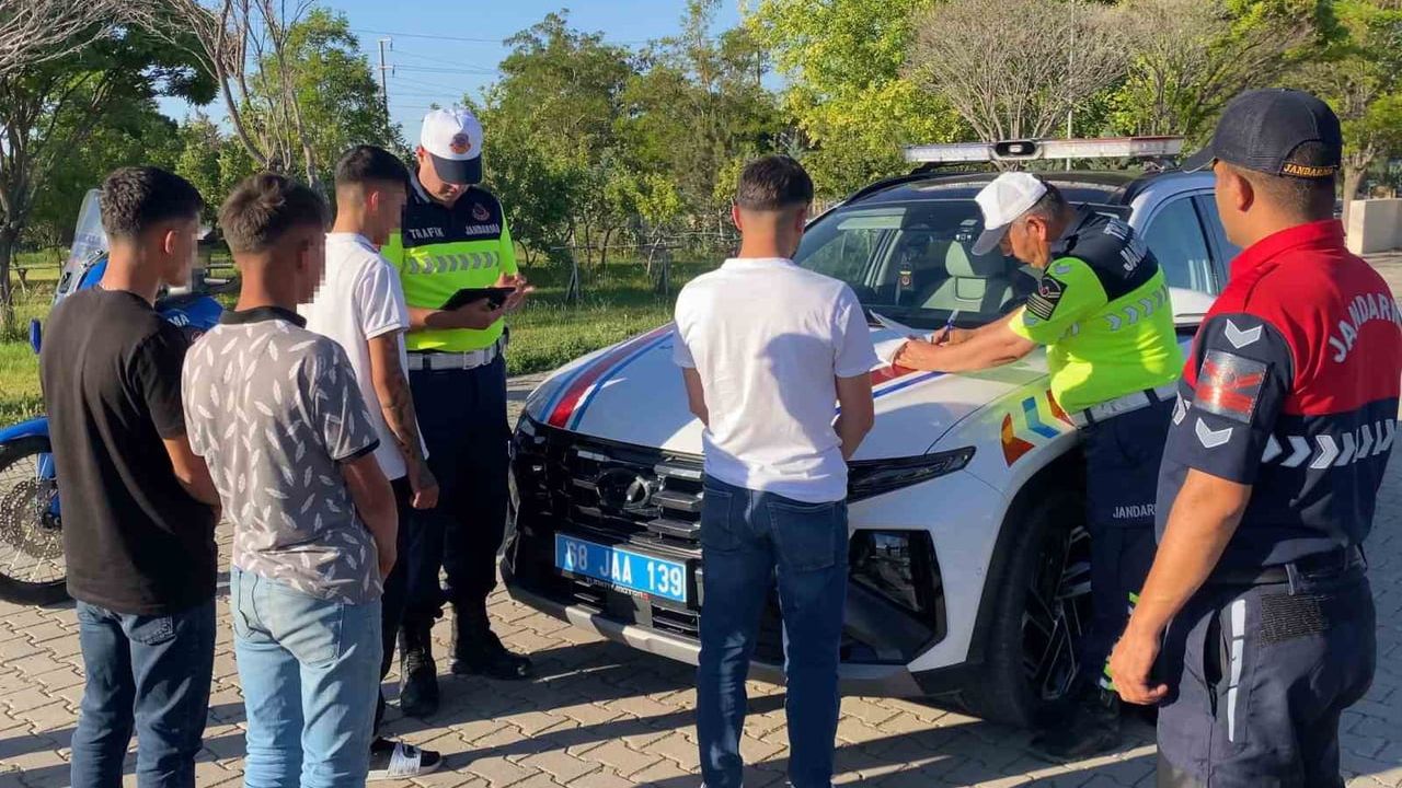 Jandarmadan kaçamayan motosiklet sürücüler Aksaray'da yakalandı