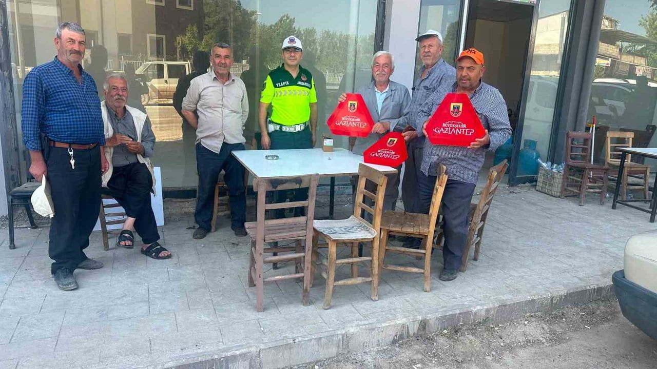 Jandarmadan tarlada güvenlik seferberliği: traktör sürücülerine eğitim ve reflektör dağıtımı