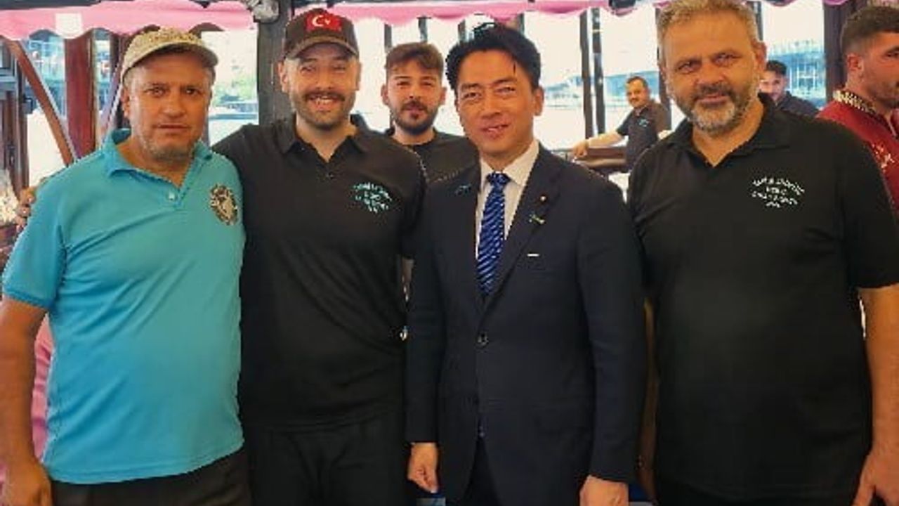 Japonya savunma bakanı Koizumi Eminönü'nde balık ekmek yedi