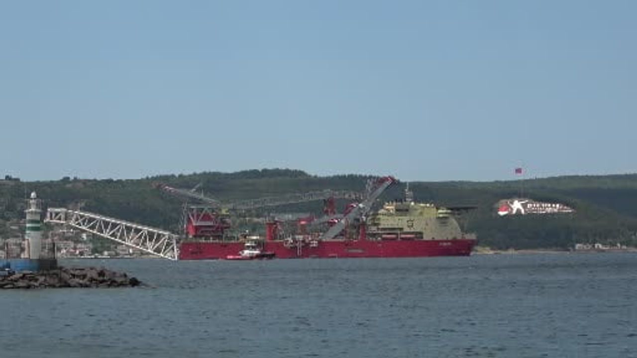 JSD 6000 boru döşeme gemisi Çanakkale Boğazı'ndan geçti
