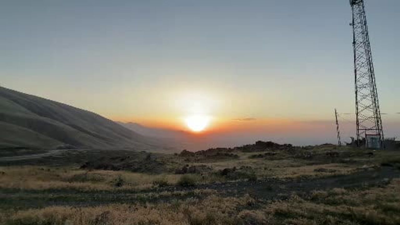K2'yi andıran Tekelti Dağı gün batımında kızıl tonlara büründü