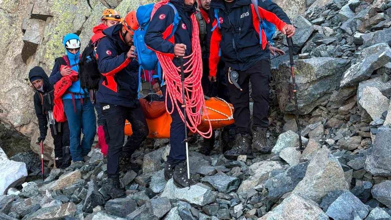 Kaçkar’da karlı arazide yaralanan dağcı ekiplerin gayretiyle kurtarıldı