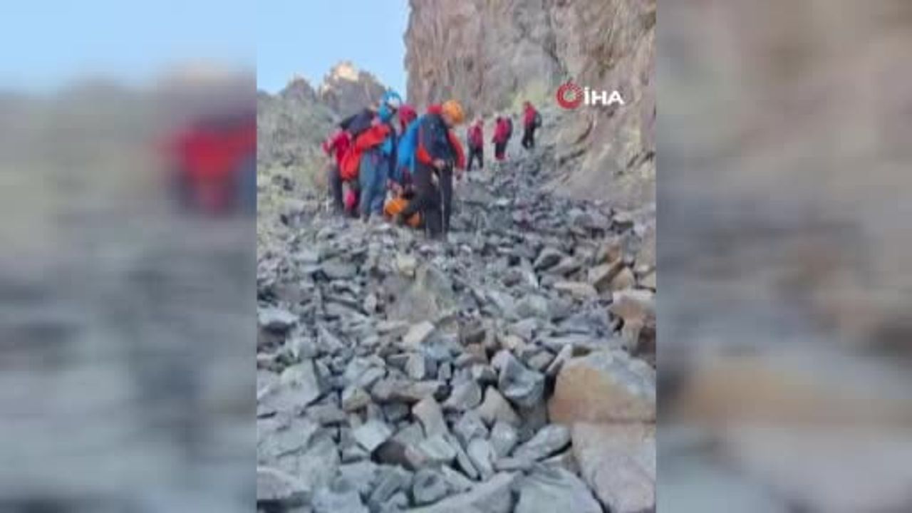 Kaçkar Dağları'nda yaralanan dağcı zorlu çalışma sonrası helikopterle Erzurum'a taşındı