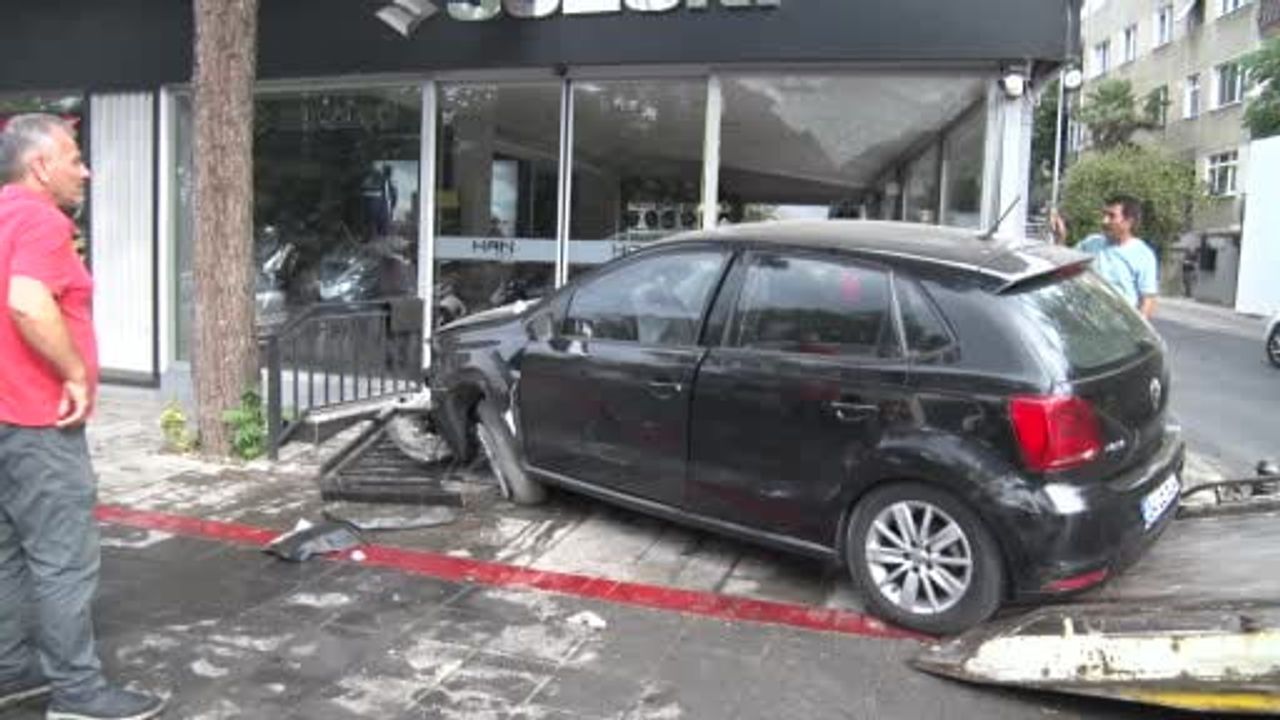 Kadıköy'de kadın sürücü motosiklet galerisine girdi