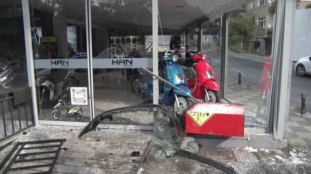 Kadıköy'de otomobil motosiklet galerisine girdi