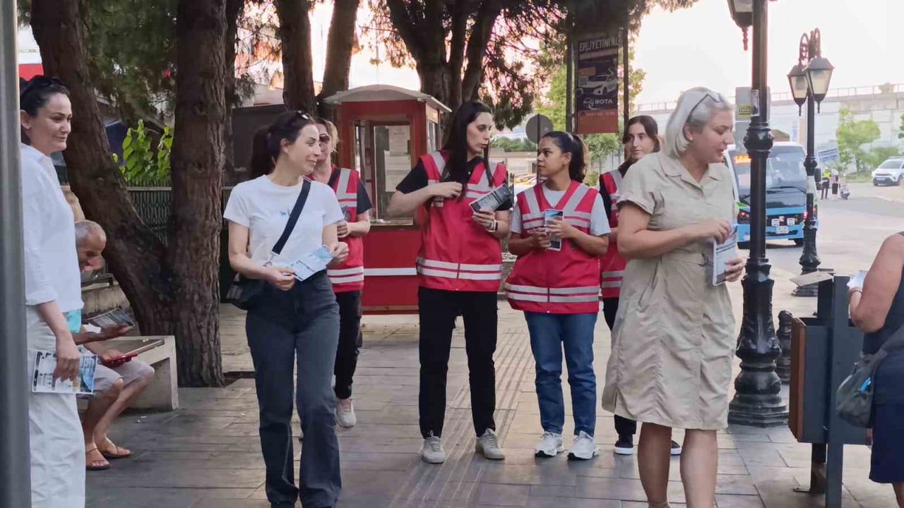 Kadın polislerden huzur mesaisi: sahilde broşür dağıttılar