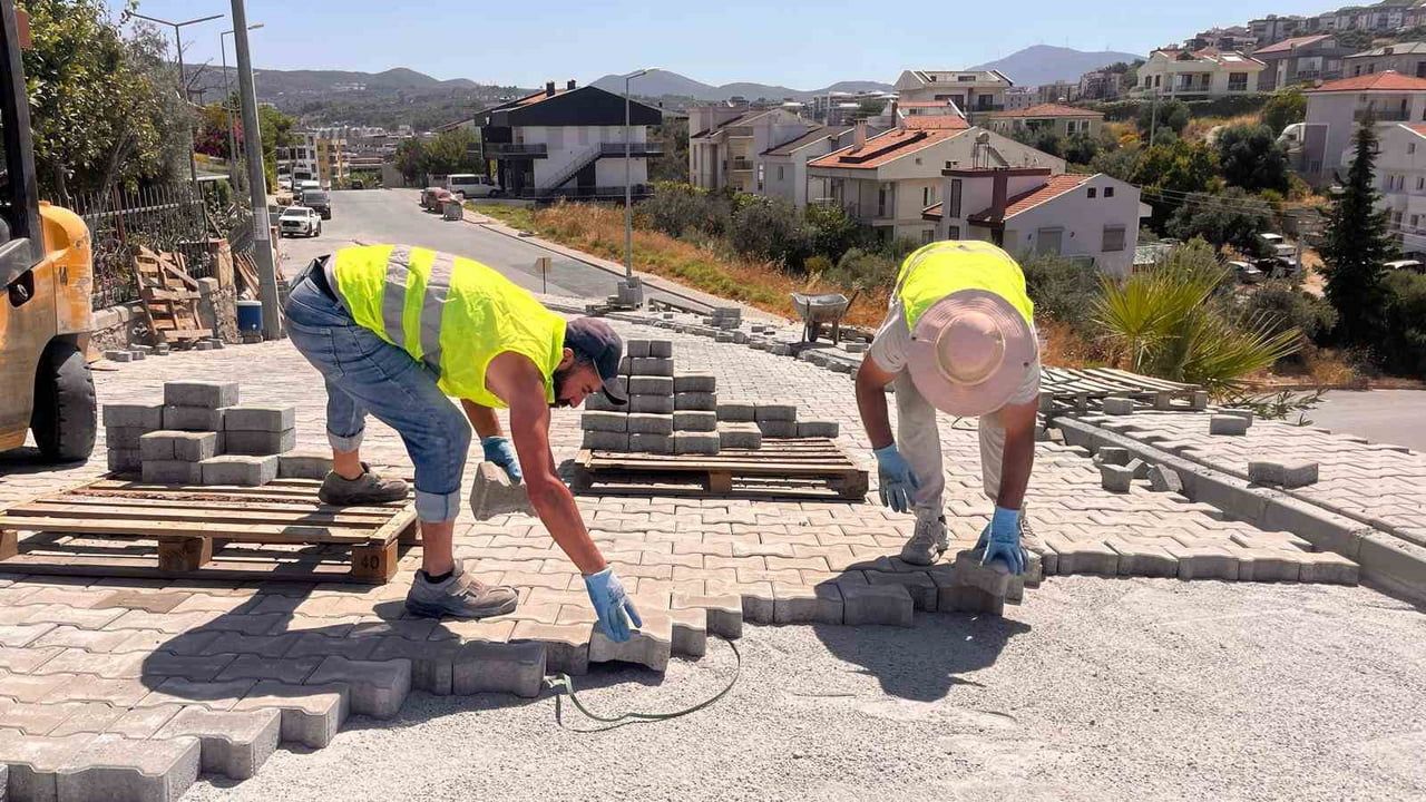 Kadınlar Denizi Mahallesi'nde 2 bin metrekarelik yol yenileme çalışması başladı