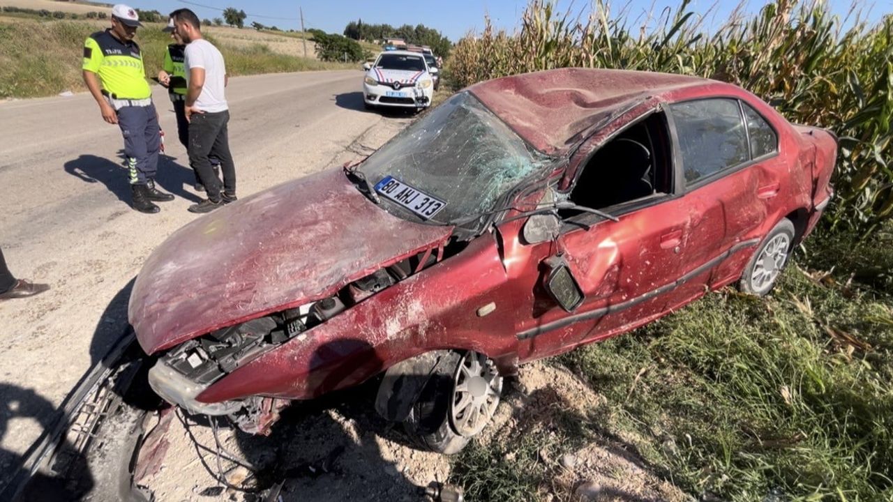 Kadirli'de eski yol kavşağında otomobil çarpışması: 5 yaralı