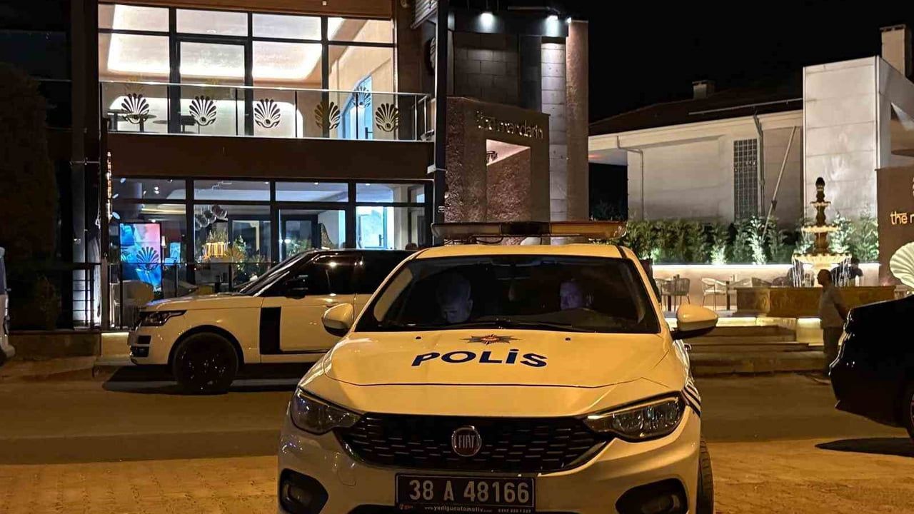 Kafede çıkan arbede: bir kişi bıçaklandı, şüpheliler aranıyor