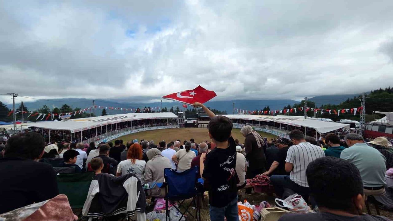 Kafkasör Yaylası'nda 45. boğa güreşleri büyük ilgi gördü