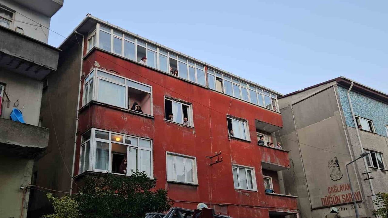 Kağıthane'de bodrum katında çıkan yangında 7 kişi kurtarıldı