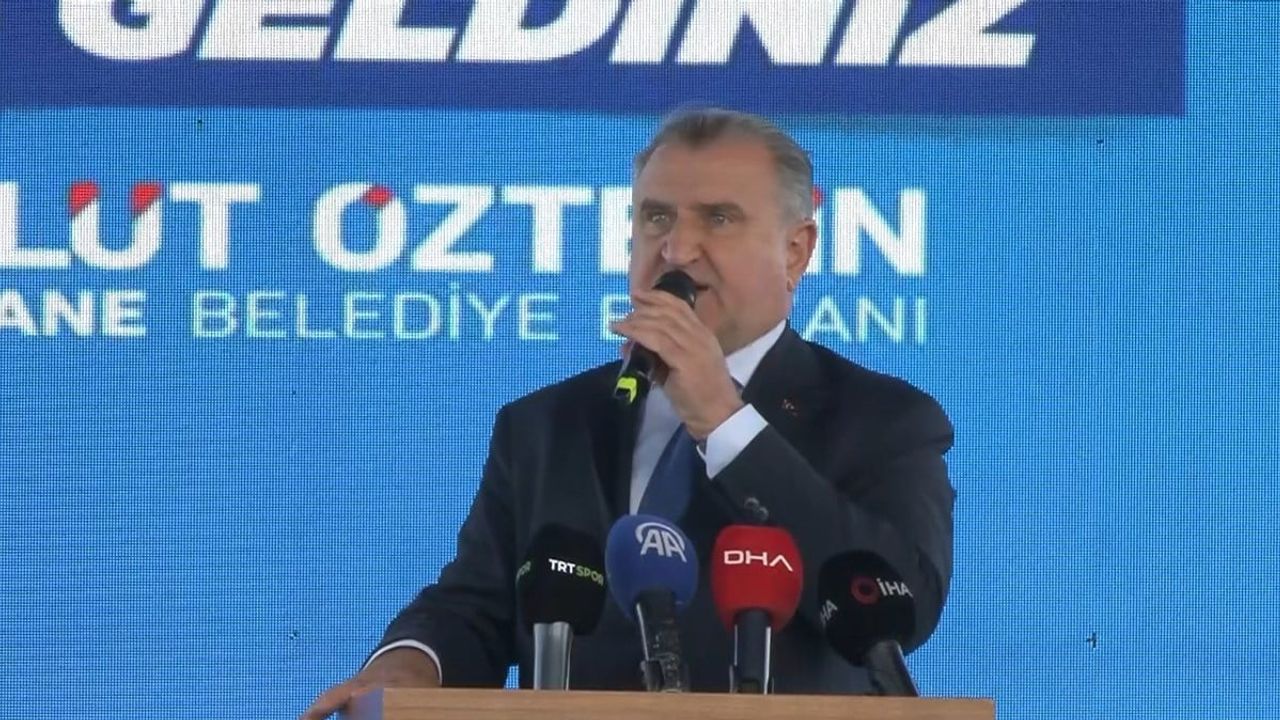 Kağıthane yaz şöleninde Osman Aşkın Bak: yüzme eğitimi 12 milyon çocuğa ulaştı