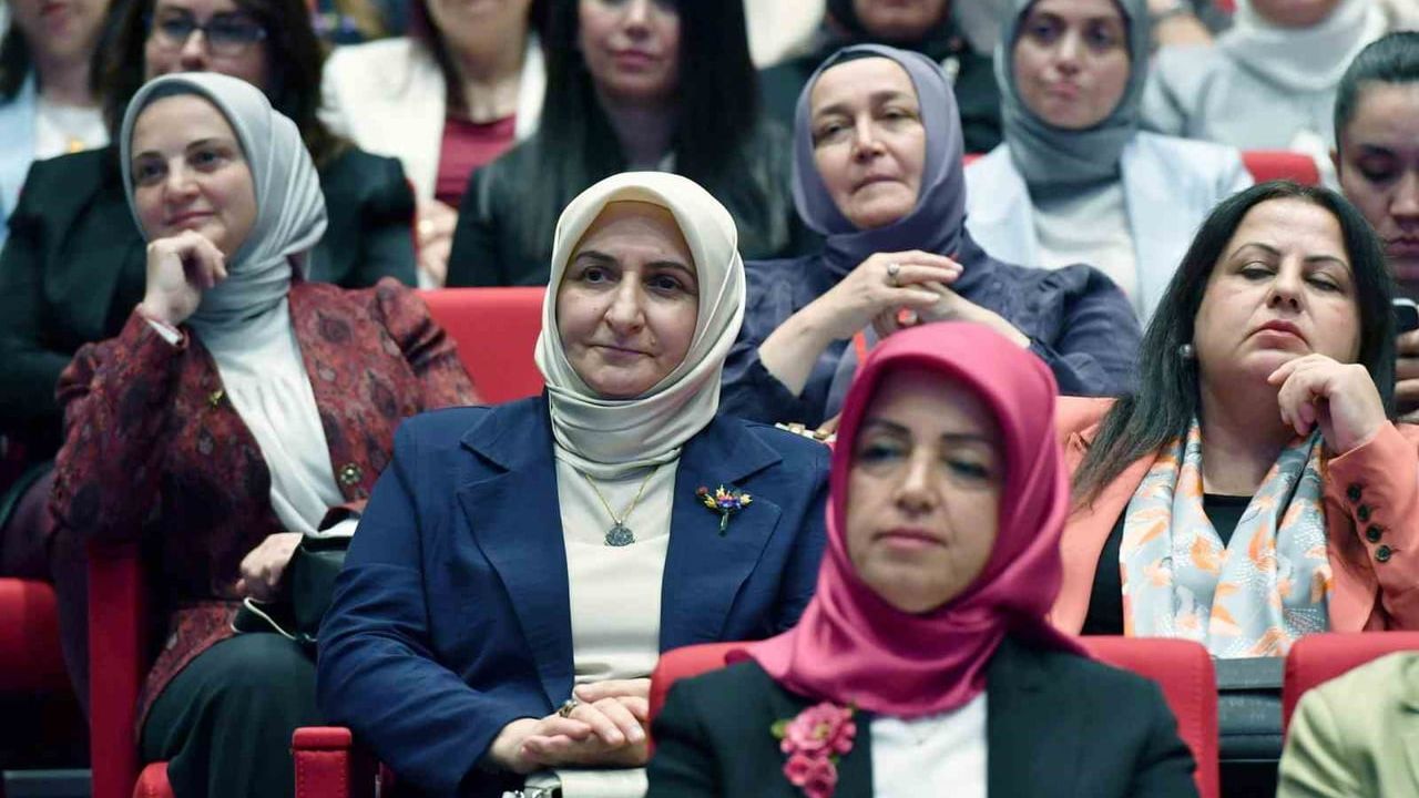 Kahramanmaraş’a koruyucu aile hizmetlerinde kalabalık aile özel ödülü