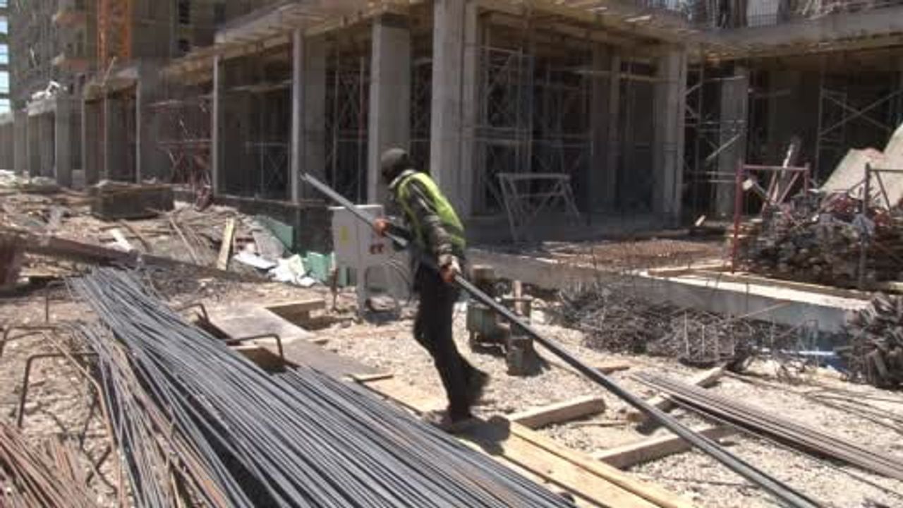 Kahramanmaraş'ta deprem kentini kavurucu sıcaklara rağmen yeniden inşa ediyorlar