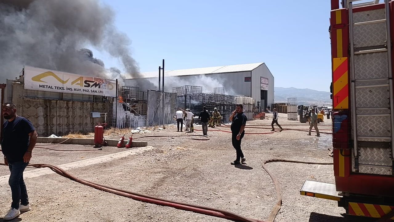 Kahramanmaraş'ta iş yerinde yangın, itfaiye ekipleri müdahale ediyor