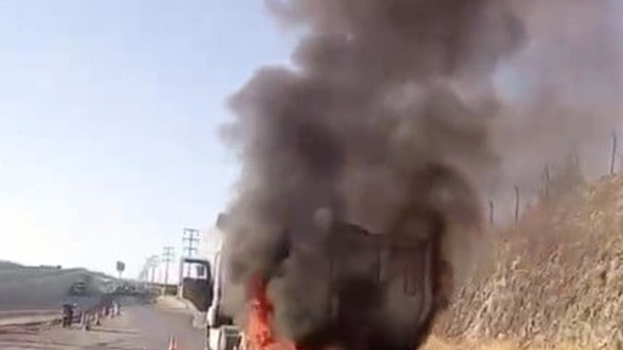 Kahramanmaraş’ta seyir halindeki kamyon alev aldı