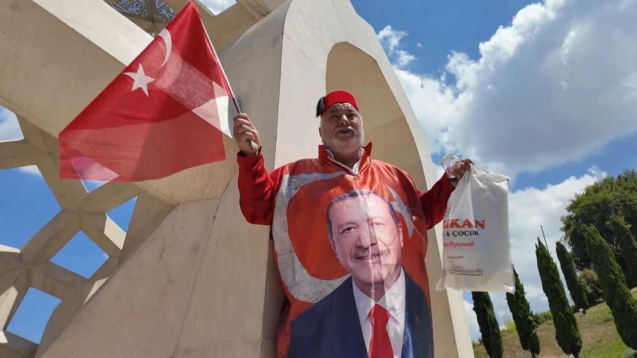 Kahramanmaraş'tan gelen ziyaretçi 15 Temmuz Şehitler Köprüsü önünde duygulandı