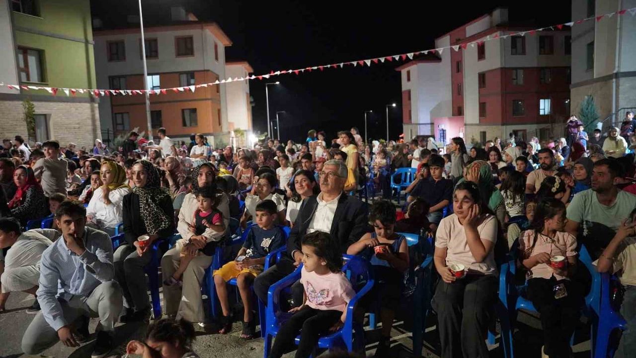Kahta Belediyesi'nden çocuklara unutulmaz sinema gecesi