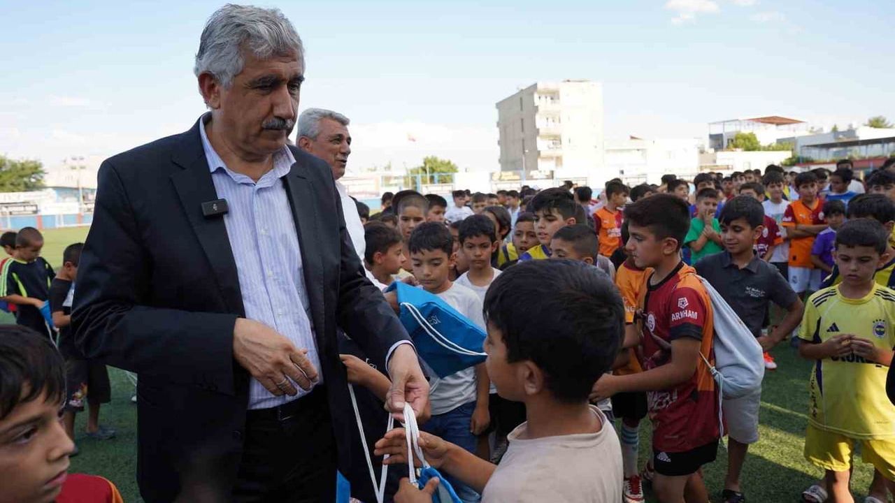 Kahta Belediyesi yaz spor okullarına forma desteği
