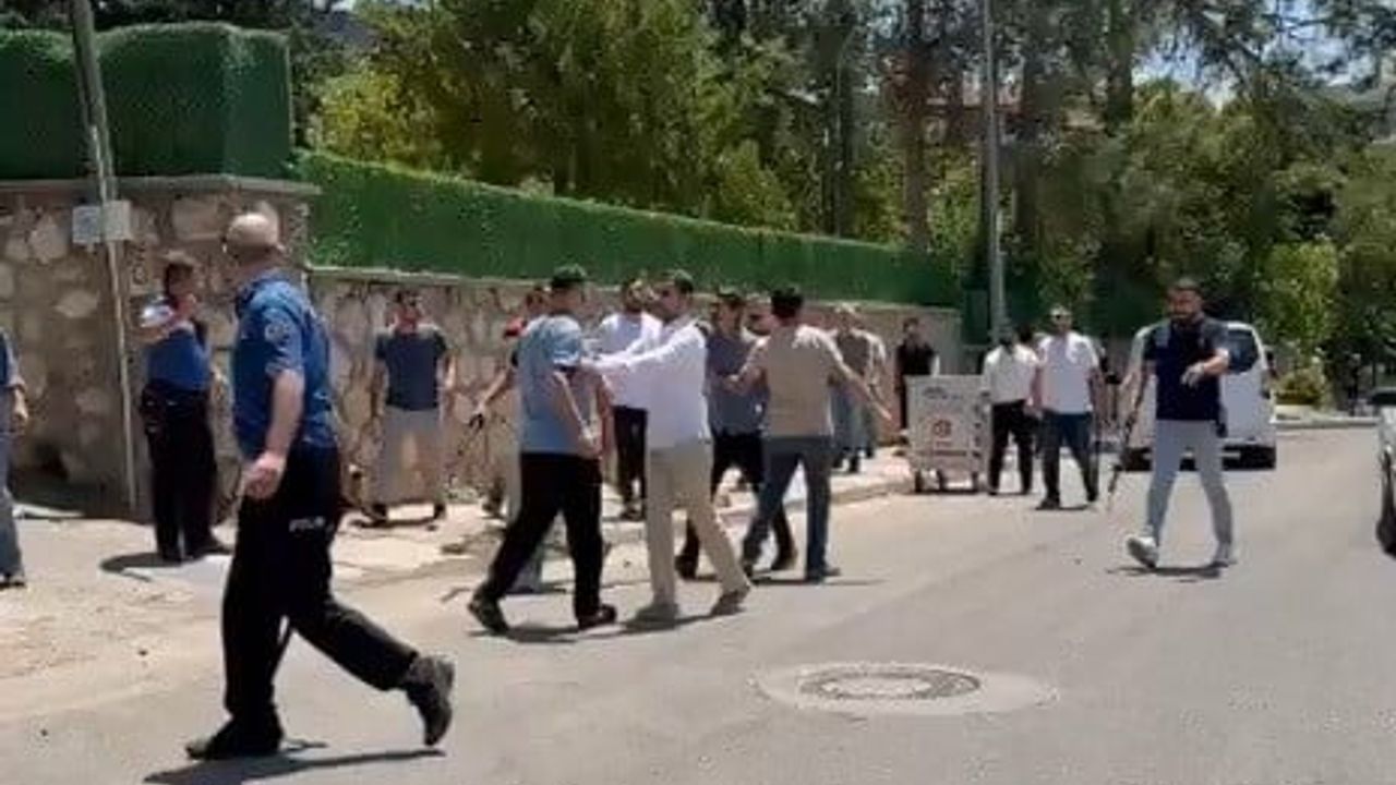 Kahta karakol önünde çıkan kavgaya biber gazı müdahalesi