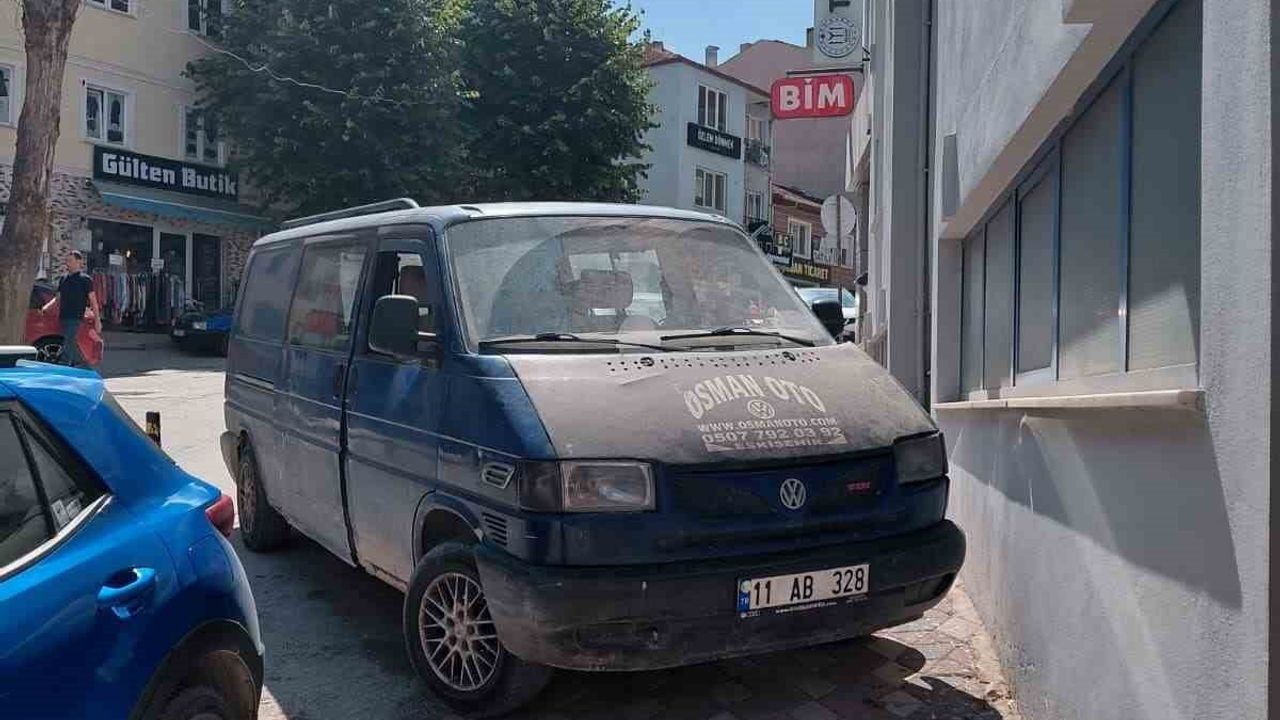 Kaldırıma park eden ticari araç yaya geçişini engelledi, çözüm istendi