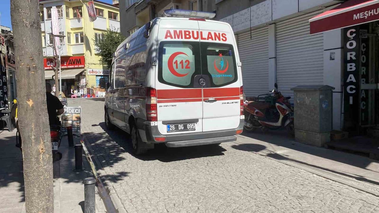 Kaldırımda takılarak düşen yaşlı adam başından yaralandı