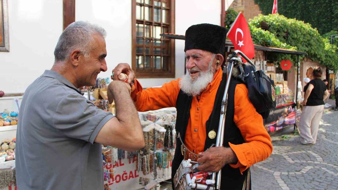 Kalpaklı asırlık çınar Amasya'nın son esansçısı