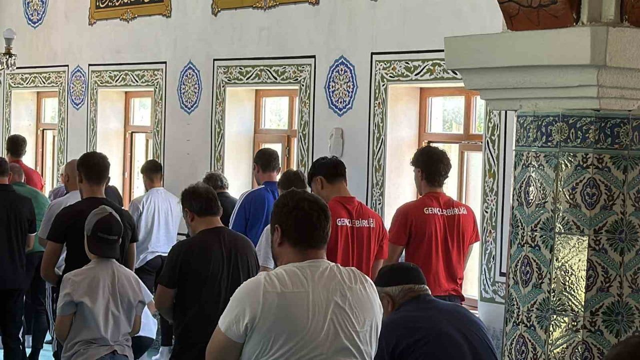 Kampın ritmi namazla birleşti: futbolcular aynı safta