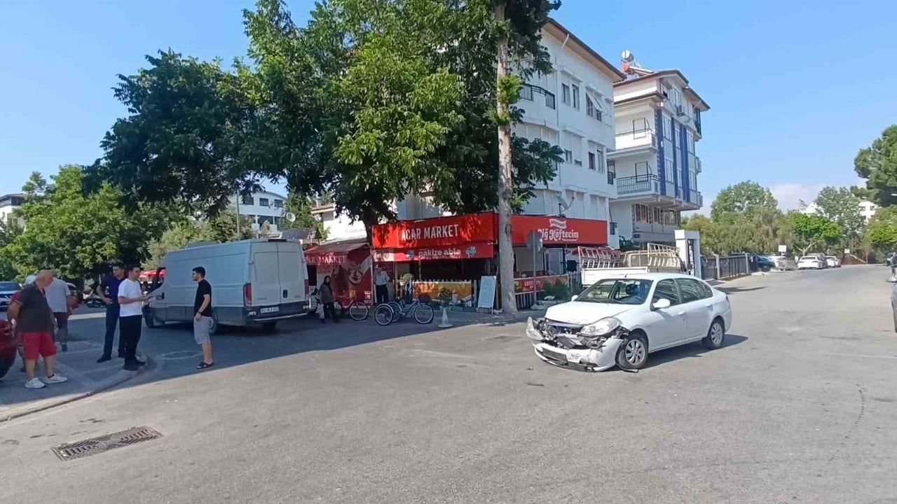 Kamyonet ile otomobil kavşakta çarpıştı, vatandaşlar önlem istedi