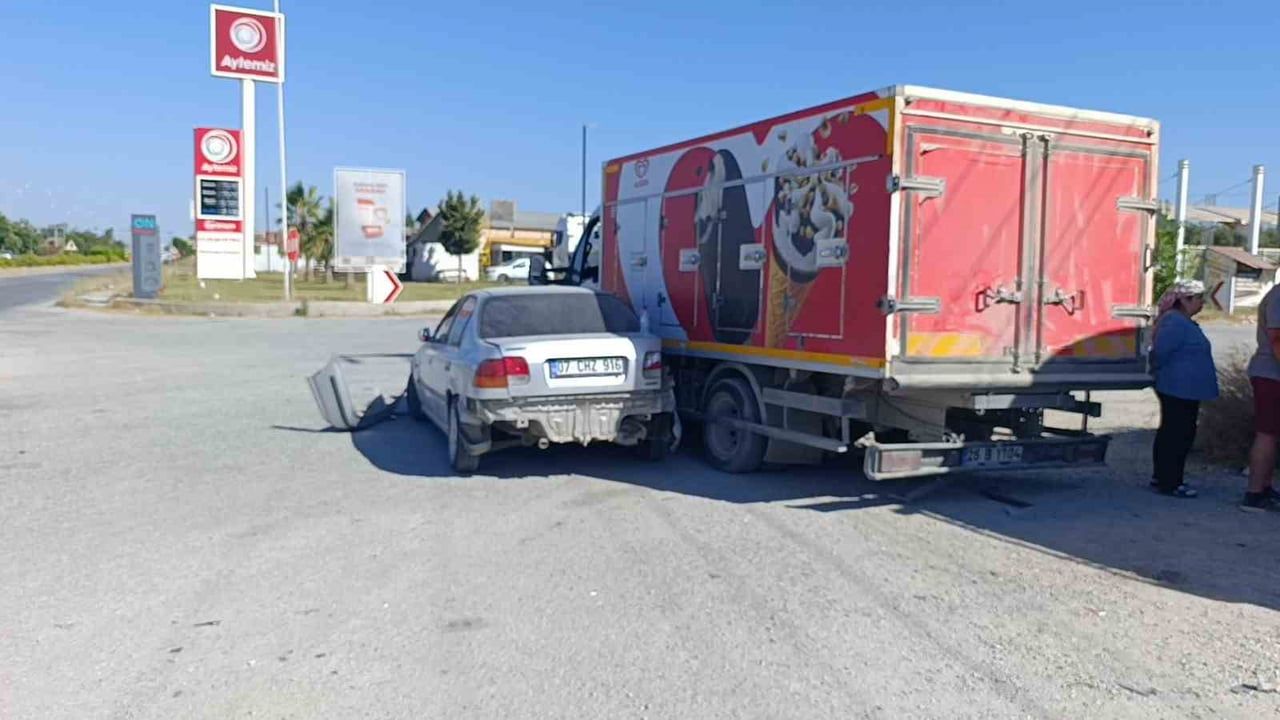 Kamyonet ile otomobilin çarpışma anı kamerada: 2 yaralı