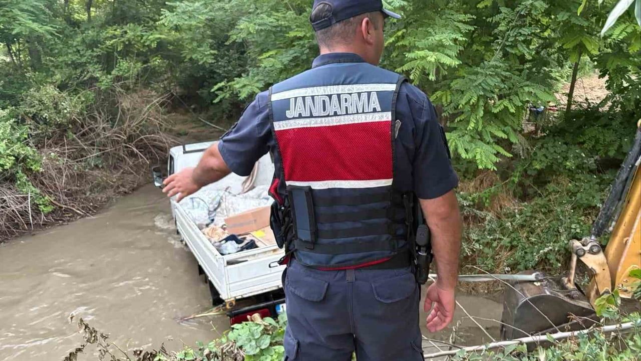 Kamyonet patlayan boru nedeniyle dere içinde mahsur kaldı
