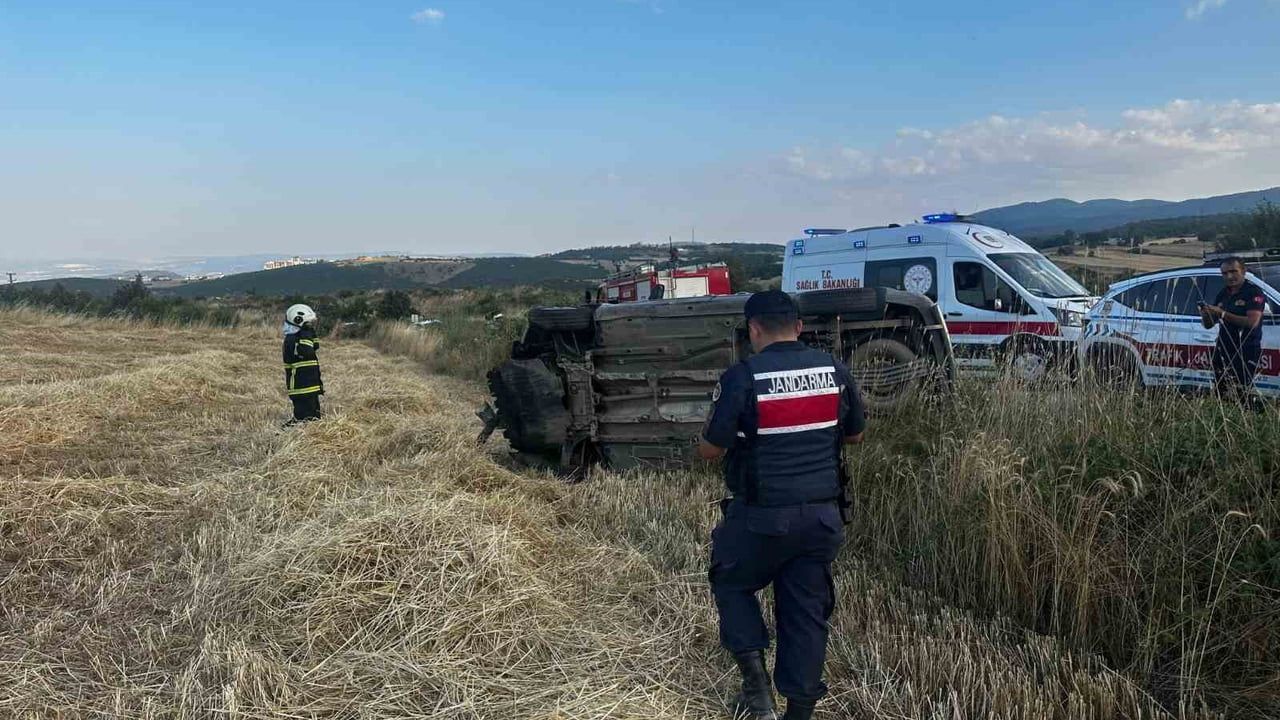 Kamyonet tarlaya devrildi: 1 yaralı