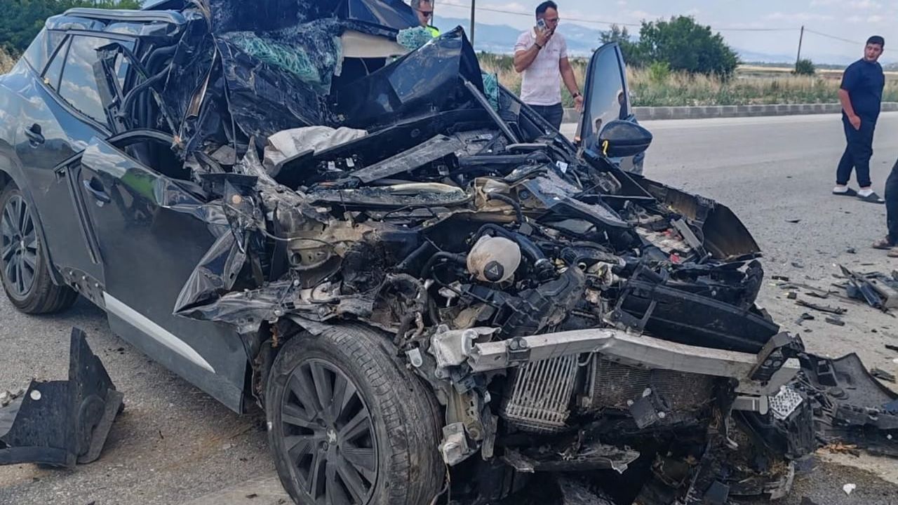 Kamyonete çarpan otomobil hurdaya döndü: 1 yaralı