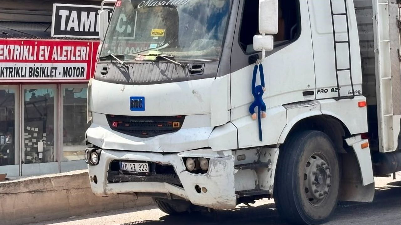 Kamyonun çarpması sonucu otomobildeki 2 çocuk yaralandı