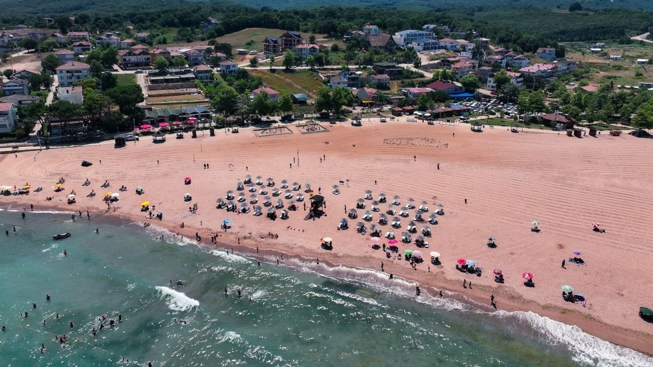 Kandıra'da deniz şartları kötüleşti: altı plaj hariç tüm sahillere yasak